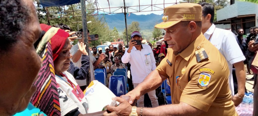 Nenu Tabuni Launching Penyaluran Beras Bantuan Pangan kepada Masyarakat Puncak